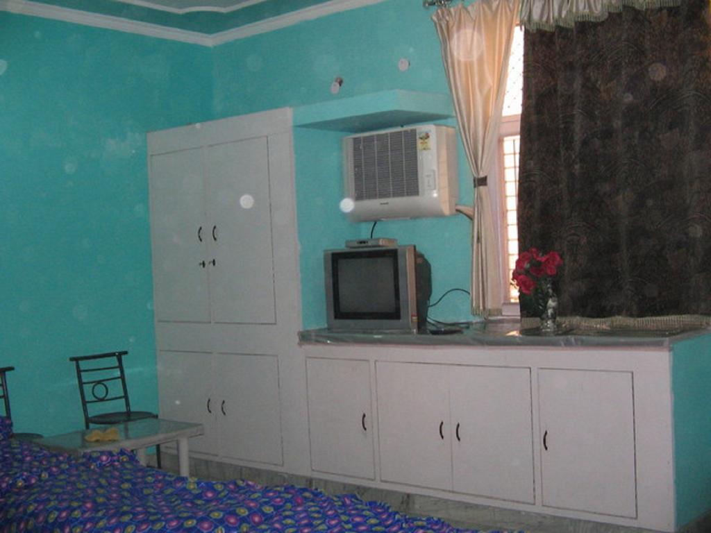 Balaji Guest House - Home Stay Greater Noida Bilik gambar